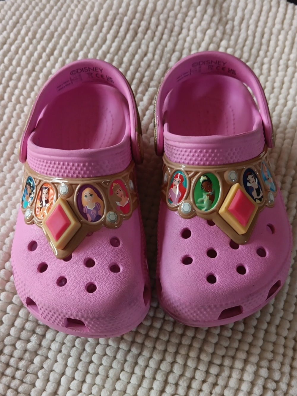 Crocs Classic Disney Princess Lights Clogs in Taffy Pink w Gold Strap. Size C10